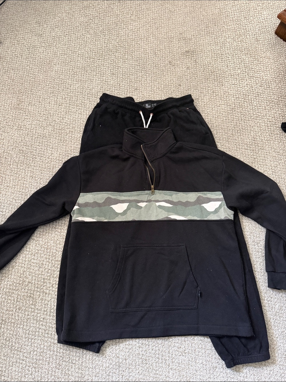 Women’s Volcom  Black Pullover Quarter-Zip Sweatsuit with Camouflage Stripe